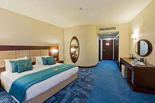 Отель JRW Welmond Hotel Батуми Улучшенный двухместный номер с кроватью размера "queen-size" или 2 отдельными кроватями и видом на город-2