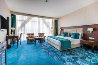 Отель JRW Welmond Hotel Батуми Улучшенный двухместный номер с кроватью размера "queen-size" или 2 отдельными кроватями и видом на город-4